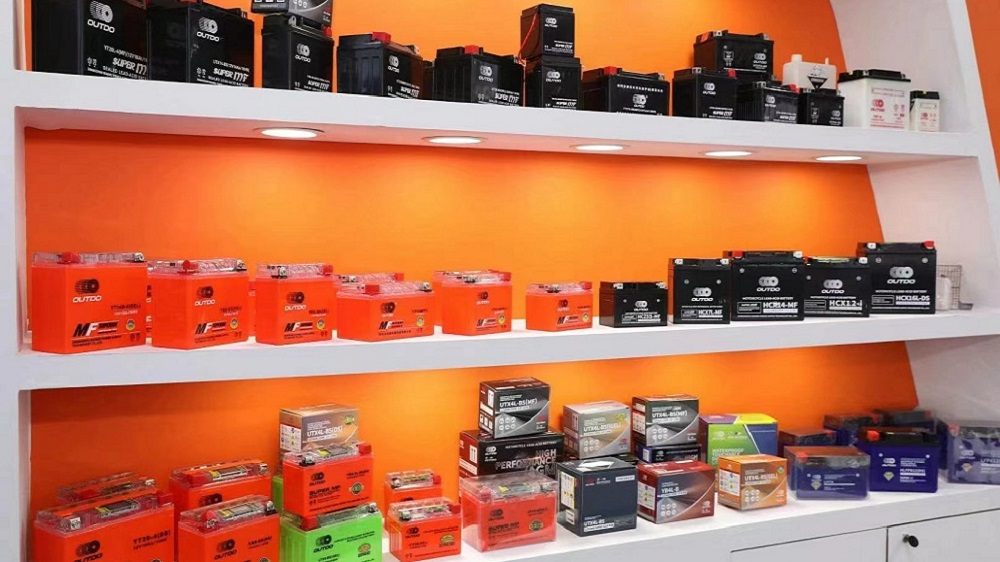 商務部黨組副書記、國際貿易談判代表王部長蒞臨華威電源展位指導